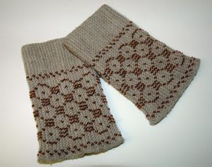 Image: Knitted cuffs, decorated with beads: two pairs